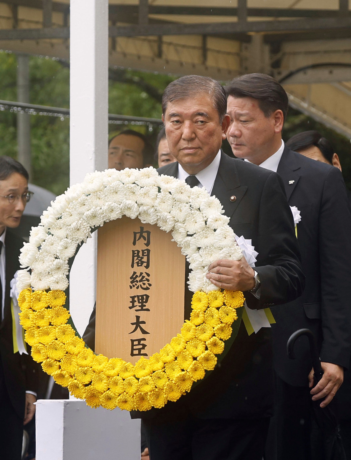 Japonský premiér Šigeru Išiba kladie veniec v Parku mieru počas spomienkového podujatia pri príležitosti 80. výročia zhodenia atómovej bomby na japonské mesto Nagasaki