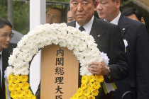 Japonský premiér Šigeru Išiba kladie veniec v Parku mieru počas spomienkového podujatia pri príležitosti 80. výročia zhodenia atómovej bomby na japonské mesto Nagasaki