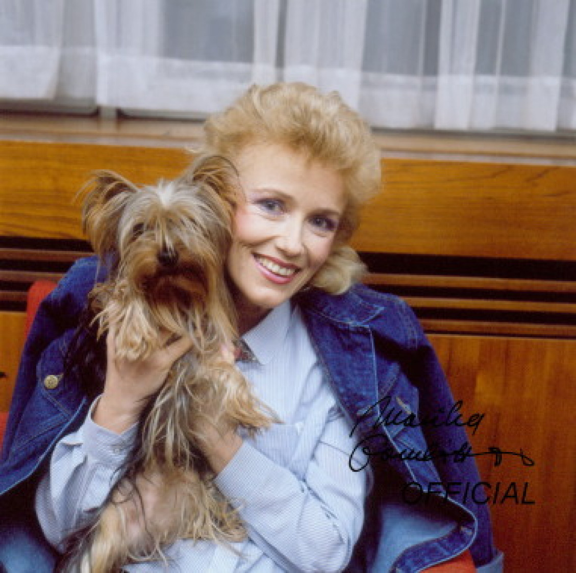 Marika so svojim psíkom pred koncertom v Dome ROH v Bratislave, r. 1986