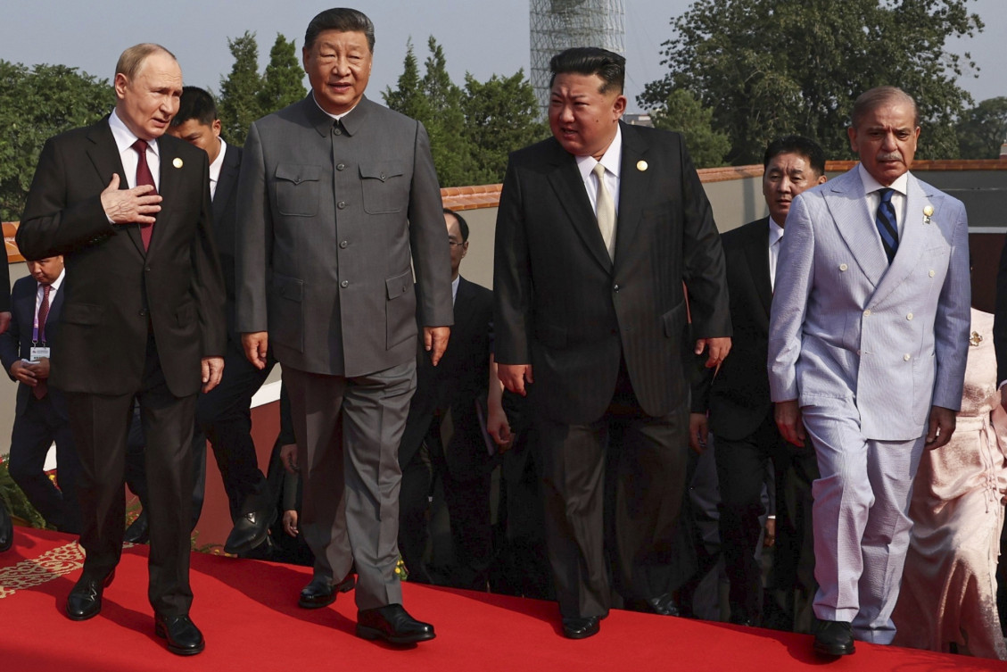 Zľava ruský prezident Vladimir Putin, čínsky prezident Si Ťin-pching, severokórejský líder Kim Čong-un a pakistanský premiér Šáhbáz Šaríf  prichádzajú na vojenskú prehliadku