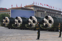 Na snímke medzikontinentálna balistická raketa DF-5C počas vojenskej prehliadky pri príležitosti 80. výročia skončenia druhej svetovej vojny v Pekingu v stredu 3. septembra 2025.