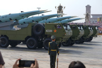 Na snímke rakety počas vojenskej prehliadky pri príležitosti 80. výročia skončenia druhej svetovej vojny v Pekingu v stredu 3. septembra 2025