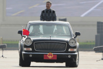 Čínsky prezident Si Ťin-pching kontroluje jednotky pred vojenskou prehliadkou