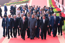 Na snímke v popredí zľava ruský prezident Vladimir Putin, čínsky prezident Si Ťin-pching, severokórejský líder Kim Čong-un a ďalší svetoví lídri prichádzajú na vojenskú prehliadku pri príležitosti 80. výročia skončenia druhej svetovej vojny v Pekingu v stredu 3. septembra 2025. V pozadí druhý sprava slovenský premiér Robert Fico. Na slávnostiach sa celkovo zúčastňujú lídri 24 krajín. Prehliadkou si pripomenú skončenie druhej svetovej vojny, ku ktorému došlo 3. septembra 1945 kapituláciou Japonska. Odhaduje sa, že počas vojny zahynulo až 20 miliónov Číňanov