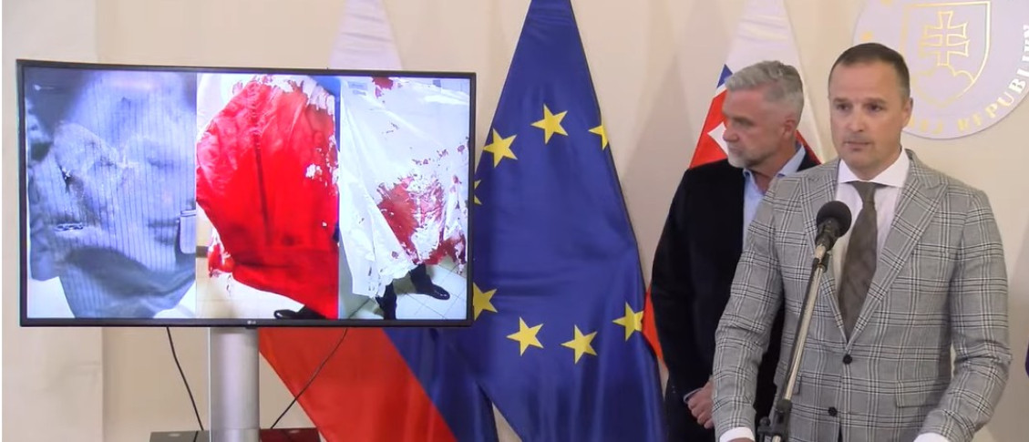Advokát Dávid Lindtner prezentuje fotografie zakrvaveného oblečenia premiéra Roberta Fica