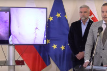 Fotografie prestreleného brucha premiéra Roberta Fica na tlačovej konferencii advokáta Dávida Lindtnera, podppredsedu NR SR Tibora Gašpara a ministra obrany Roberta Kaliňáka