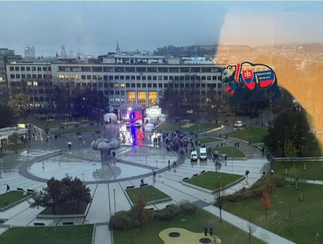 Námestie slobody hodinu pred ...