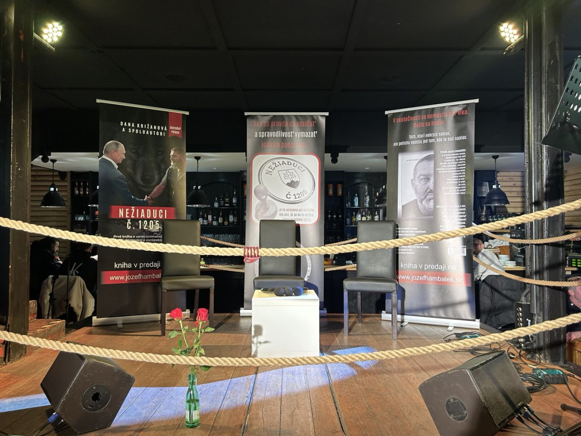 Podium pripravené na rozhovory o chorej dobe