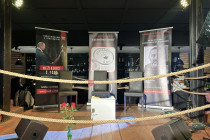 Podium pripravené na rozhovory o chorej dobe