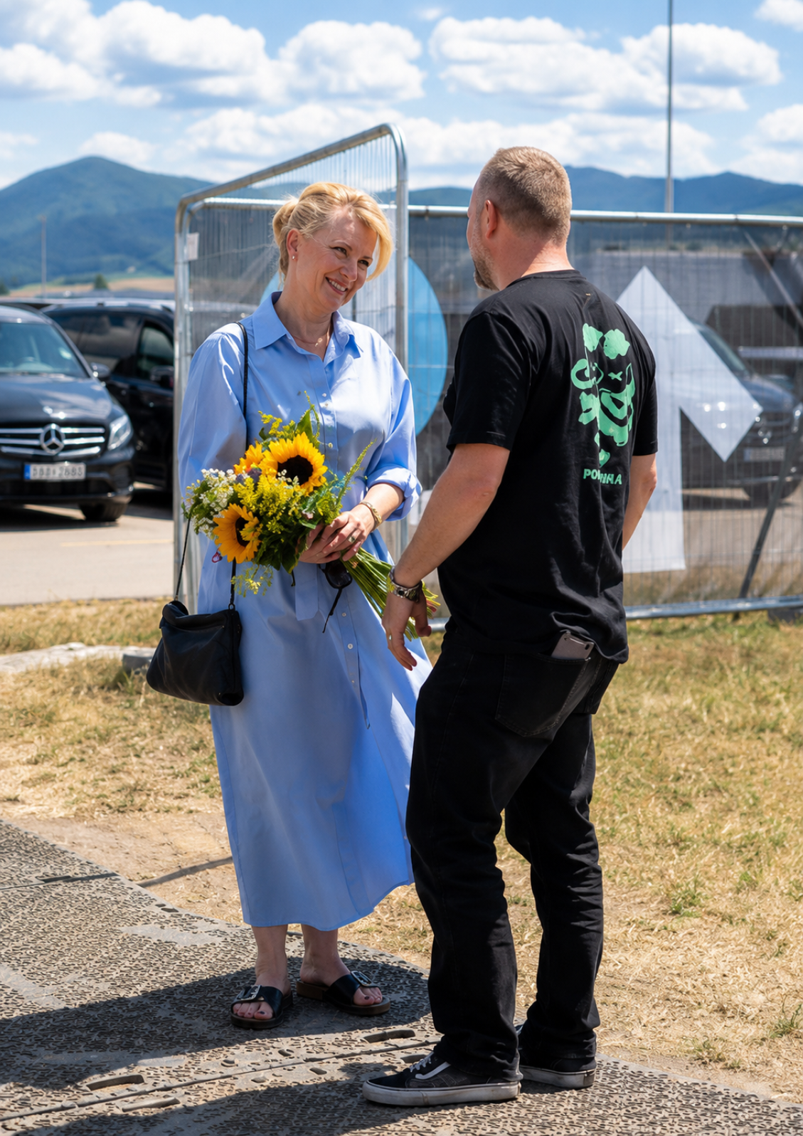 Moderátor a šéfredaktor Erik Tabery sa víta s exprezidentkou.