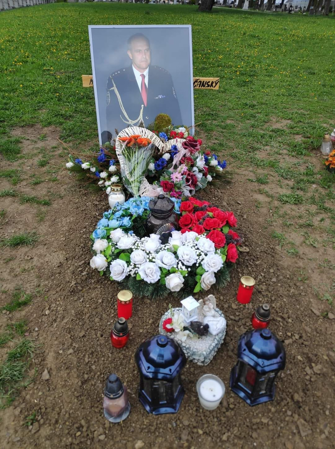 Po smrti generála Lučanského ľudia naprieč celým Slovenskom nosili kvety a zapaľovali sviečky pred policajnými oddeleniami