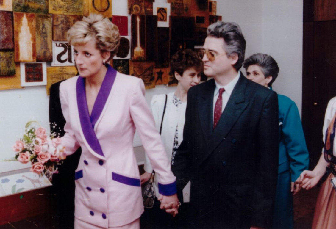 Lady Diana ako doprovod predsedovi Únie nevidiacich a slabozrakých Slovenska Branislavovi Mamojkovi. Lady Di v Mestskej knižnici uvádzala do činnosti  Oddelenie pre nevidiacich a slabozrakých
