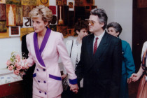 Lady Diana ako doprovod predsedovi Únie nevidiacich a slabozrakých Slovenska Branislavovi Mamojkovi. Lady Di v Mestskej knižnici uvádzala do činnosti  Oddelenie pre nevidiacich a slabozrakých