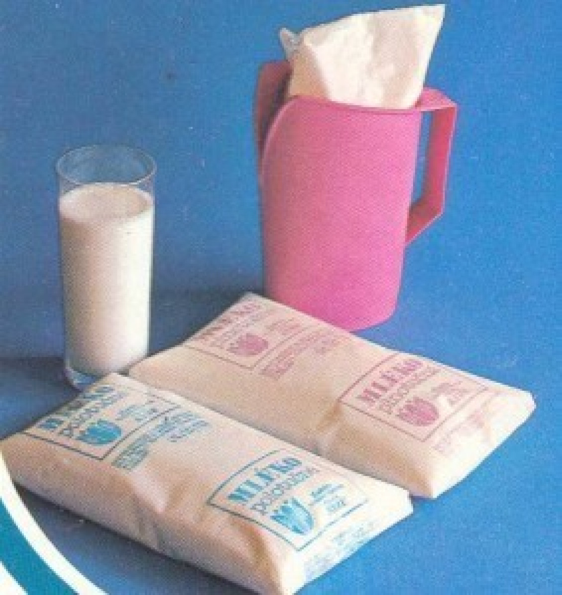 Začiatkom 80. rokov sa mlieko prestalo dodávať vo výmenných/vratných sklenených fľašiach, ale sa plnilo do týchto plastových vreciek