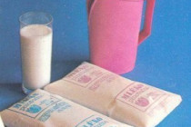 Začiatkom 80. rokov sa mlieko prestalo dodávať vo výmenných/vratných sklenených fľašiach, ale sa plnilo do týchto plastových vreciek