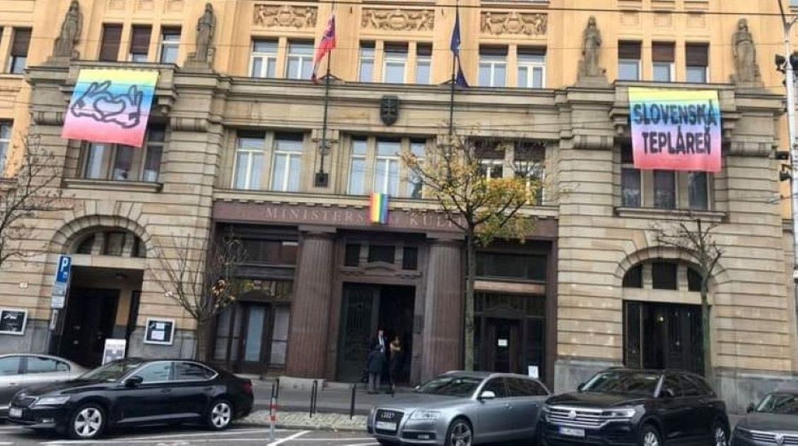 Tieto vlajky podporujúce LGBTI+ komunitu vyvesené na budove ministerstva kultúry pobúrili nielen Annu Belousovovú, ale aj množstvo Slovákov.