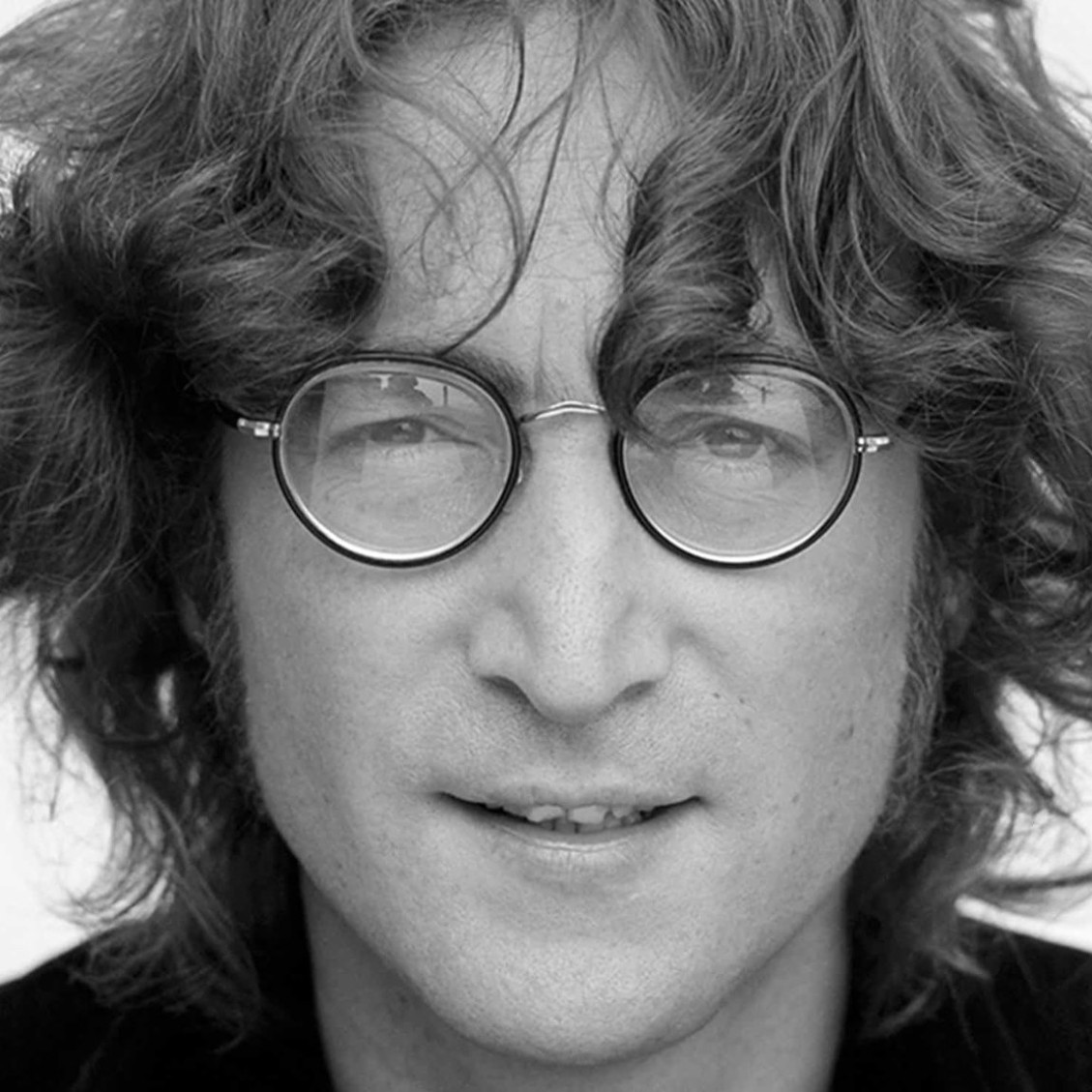 Pre Lennona boli typické okuliare s kruhovou obrubou