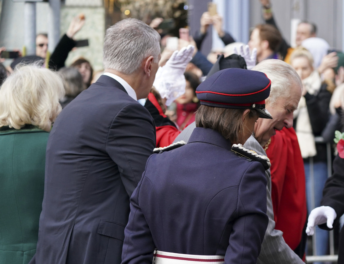 Demonštrant vľavo hore hádže vajíčka na britského kráľa Karola III. (druhý sprava) a jeho manželku Kamilu (štvrtá sprava) počas  návštevy kráľovského páru v meste York v stredu 9. novembra 2022. Na videu z incidentu je zobrazené, ako sa 73-ročný panovník so svojou 75-ročnou manželkou tesne vyhli trom vajciam, ktoré na nich počas prechádzky ulicami medzi ľuďmi hodil neznámy muž.Muža bezprostredne po hodení vajec zadržala polícia.  Kráľ Karol III. a kráľovná manželka Kamila po nevydarenom útoku ďalej pokračovali v naplánovanom programe – stretli sa so starostom Yorku a v meste odhalili sochu panovníkovej matky, zosnulej kráľovnej Alžbety II.
