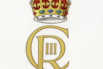 Na nedatovanej snímke zverejnenej Buckinghamským palácom 26. septembra 2022 monogram kráľa Karola III., ktorý sa bude používať na vládnych budovách, štátnych dokumentoch a poštových schránkach. Karol III. si tento monogram sám vybral z radu návrhov inštitúcie, ktorá má na starosti a heraldiku (College of Arms). Na monograme je zobrazená kráľovská koruna a pod ňou písmená C, ktoré predstavuje začiatočné písmeno kráľovho mena; R ako Rex, čo je latinský výraz pre slovo kráľ; a číslica III. Táto šifra nahradí monogram zosnulej kráľovnej Alžbety II. pozostávajúci z písmen E, II a R.