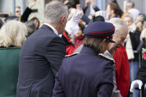 Demonštrant vľavo hore hádže vajíčka na britského kráľa Karola III. (druhý sprava) a jeho manželku Kamilu (štvrtá sprava) počas  návštevy kráľovského páru v meste York v stredu 9. novembra 2022. Na videu z incidentu je zobrazené, ako sa 73-ročný panovník so svojou 75-ročnou manželkou tesne vyhli trom vajciam, ktoré na nich počas prechádzky ulicami medzi ľuďmi hodil neznámy muž.Muža bezprostredne po hodení vajec zadržala polícia.  Kráľ Karol III. a kráľovná manželka Kamila po nevydarenom útoku ďalej pokračovali v naplánovanom programe – stretli sa so starostom Yorku a v meste odhalili sochu panovníkovej matky, zosnulej kráľovnej Alžbety II.