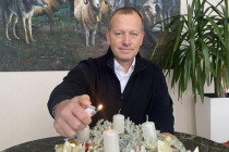 Boris Kollár zapaľuje prvú sviečku na adventnom venci
