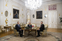 Na snímke zľava predseda NR SR Boris Kollár (Sme rodina), prezidentka SR Zuzana Čaputová  a predseda vlády SR Eduard Heger (OĽaNO) počas stretnutia po hlasovaní o vyslovení nedôvery vláde, vo štvrtok 15. decembra 2022 v Prezidentskom paláci v Bratislave.