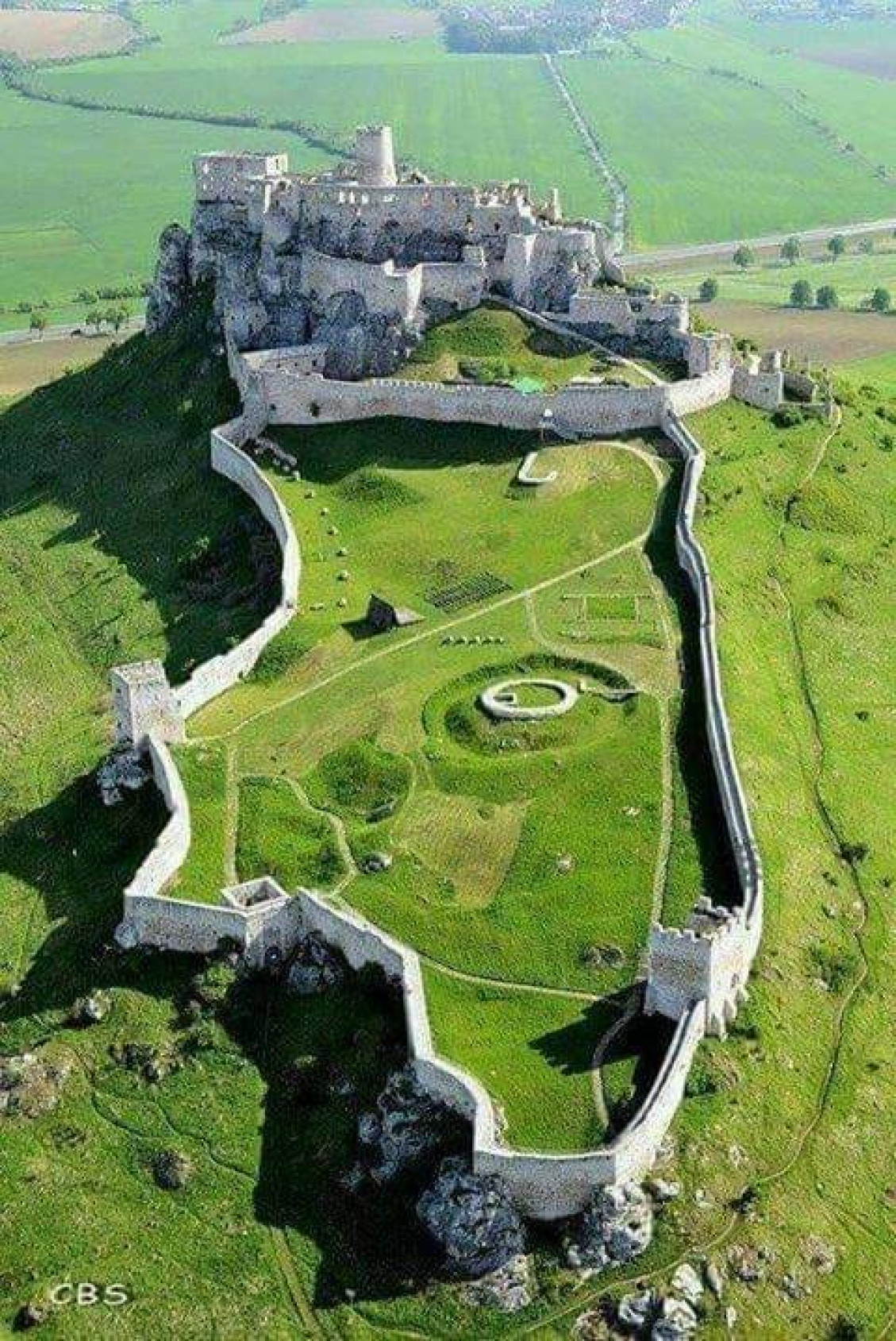 Spišský hrad je súčasťou komplexu, ku ktorému patrí aj Spišská kapitula a Dreveník