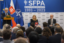 Na snímke zľava predseda Správnej rady SFPA Juraj Stern, prezidentka SR Zuzana Čaputová a minister zahraničných vecí a európskych záležitostí SR Rastislav Káčer počas 21. ročníka hodnotiacej konferencie zahraničnej a európskej politiky SR v Bratislave 27. marca 2023.