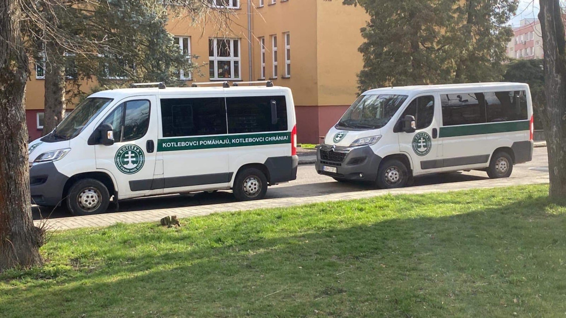 Fanúšikovia už do Poltára tušim prišli… možno prídu aj odporcovia," skonštatoval Matovič pri pohľade na mikrobusy s logom inej strany