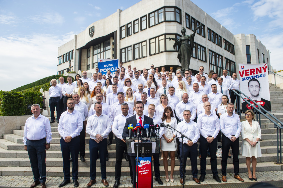 Na snímke uprostred v popredí  líder hnutia Republika Milan Uhrík a jeho tím počas tlačovej konferencie pri príležitosti predstavenia kandidátky strany 3. júla 2023 v Bratislave.