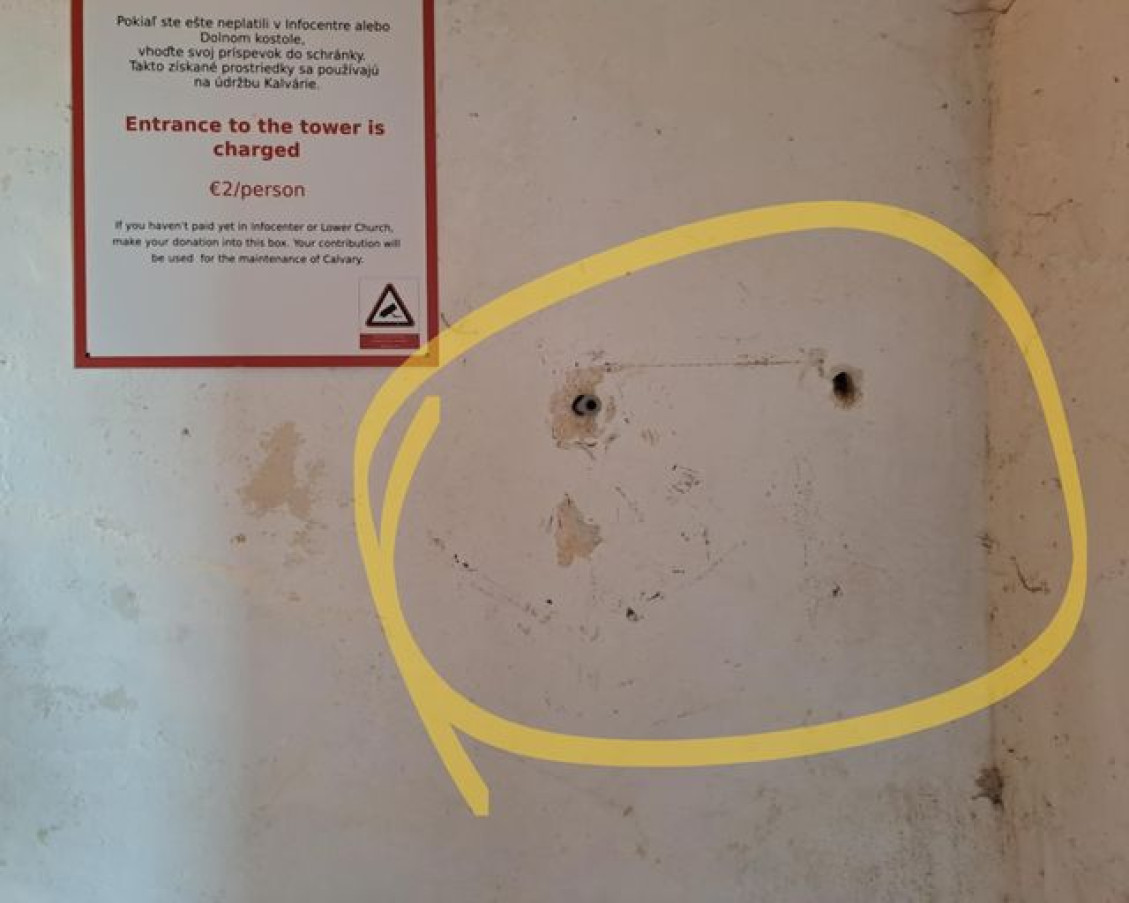 Historická pamiatka čelí bezohľadnému konaniu zlodeja, ktorý ukradol celú pokladničku z vyhliadkovej veže.